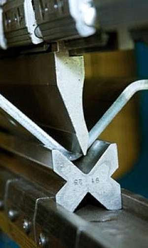 Corte e dobra de chapas de aço Corte e dobra de chapas de aço